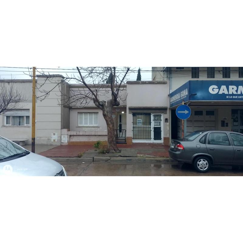Vendo casa en el centro de chacabuco frente al correo argentino