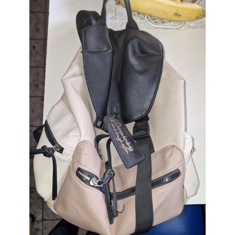 Mochila, color beige muy buen estado. Se retira por San Isidro