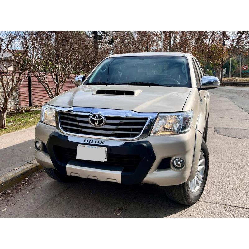 Hilux srv 3.0 4x4 fuil cuero aut 2015