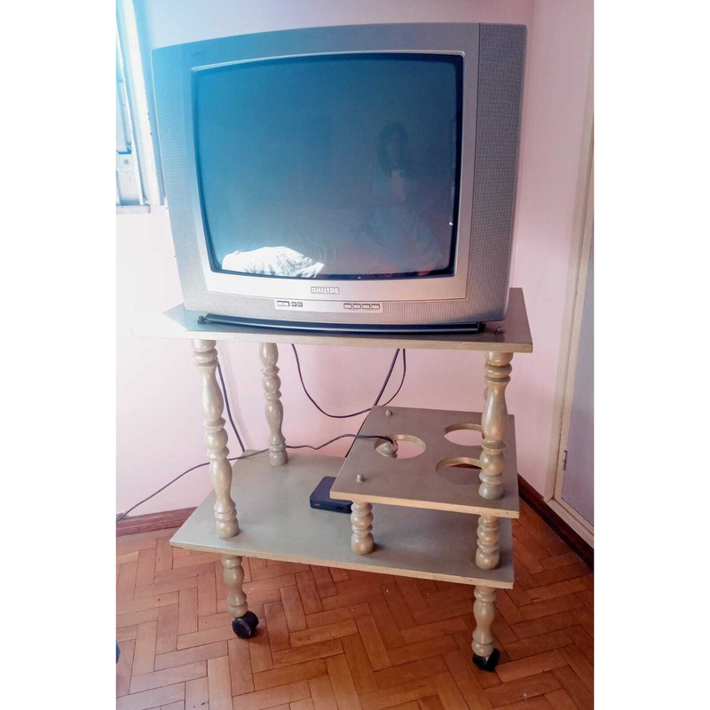 televisor philiphs 20 pulgadas funcionando con mesita con ruedas