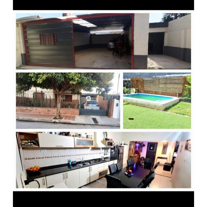 Casa con galpón más pileta y cochera