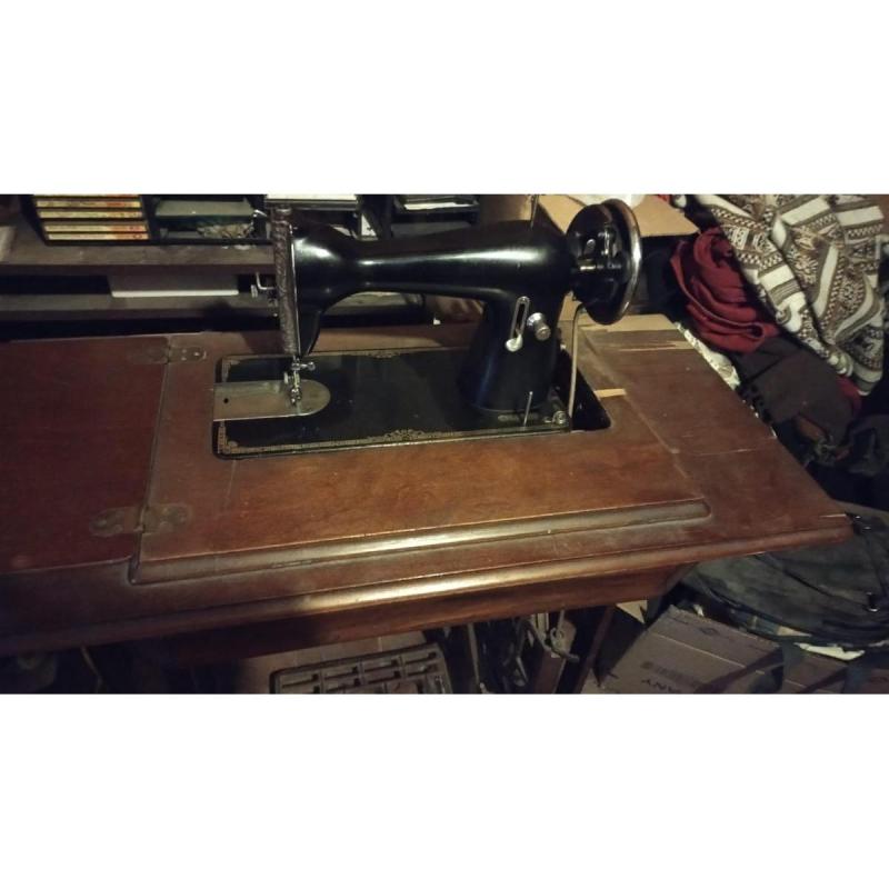 Maquina de Coser BROTHER Antigua con pedal y mesada
