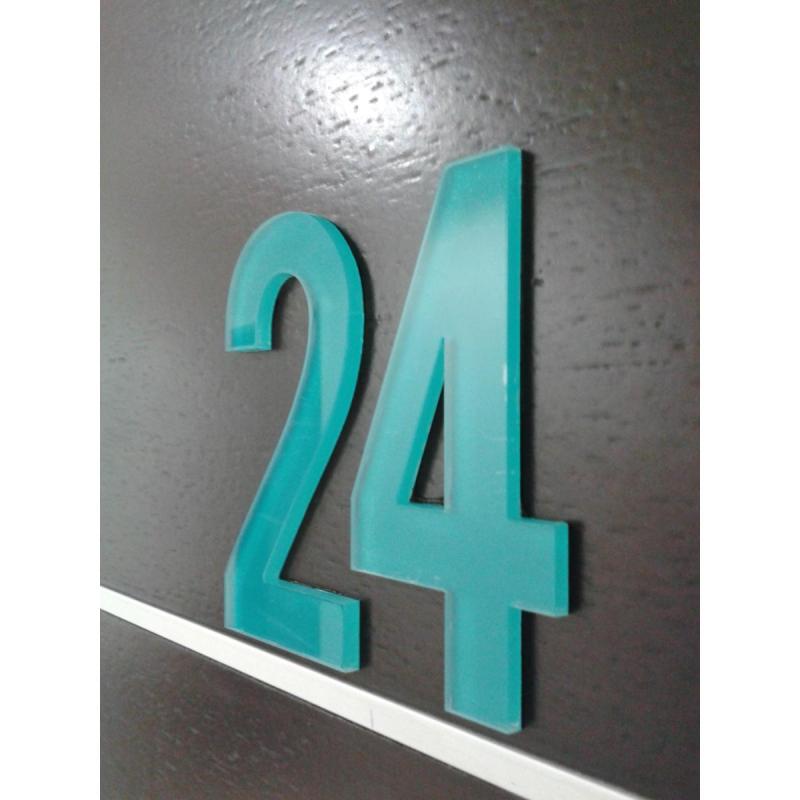 Carteles y letras corpóreas