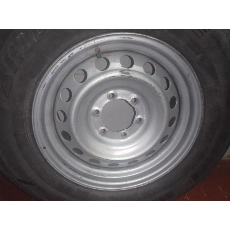 Cubierta con llanta de Toyota Hilux rodado 17