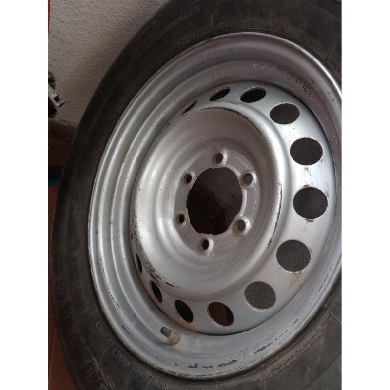 Cubierta con llanta de Toyota Hilux rodado 17 - 2