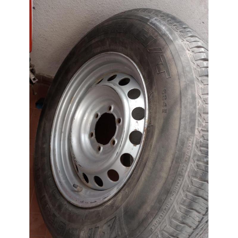 Cubierta con llanta de Toyota Hilux rodado 17 - 3