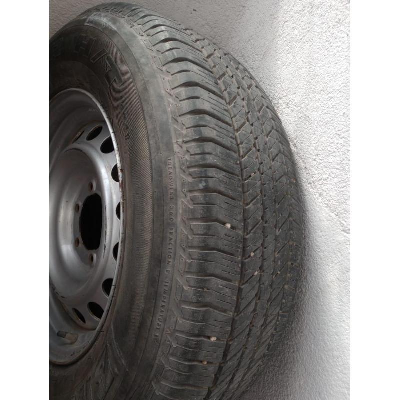 Cubierta con llanta de Toyota Hilux rodado 17 - 4