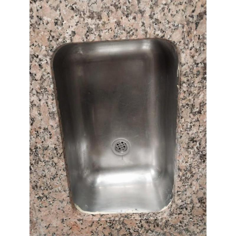 Mesada de granito con bacha de aluminio