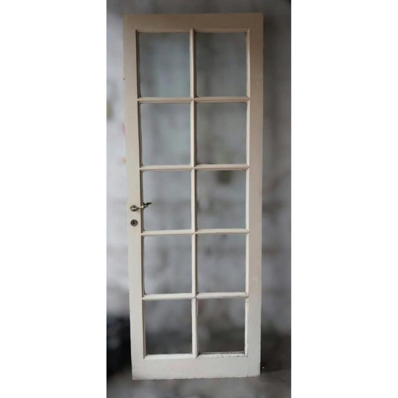 Puerta de cedro con vidrios repartidos