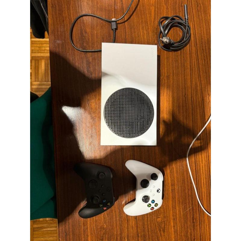 Xbox series S 512gb con 2 Joystick en perfecto estado. Como nueva.