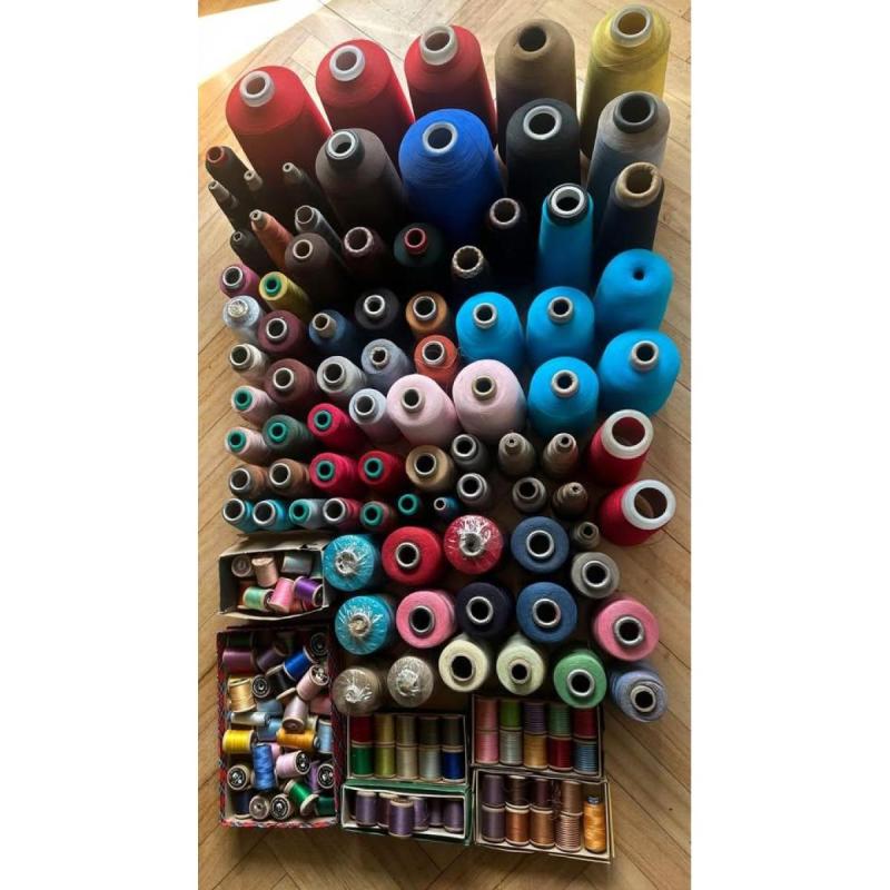 Remate de lote de hilos de coser overlock / industriales de diversos colores- En oferta!!!