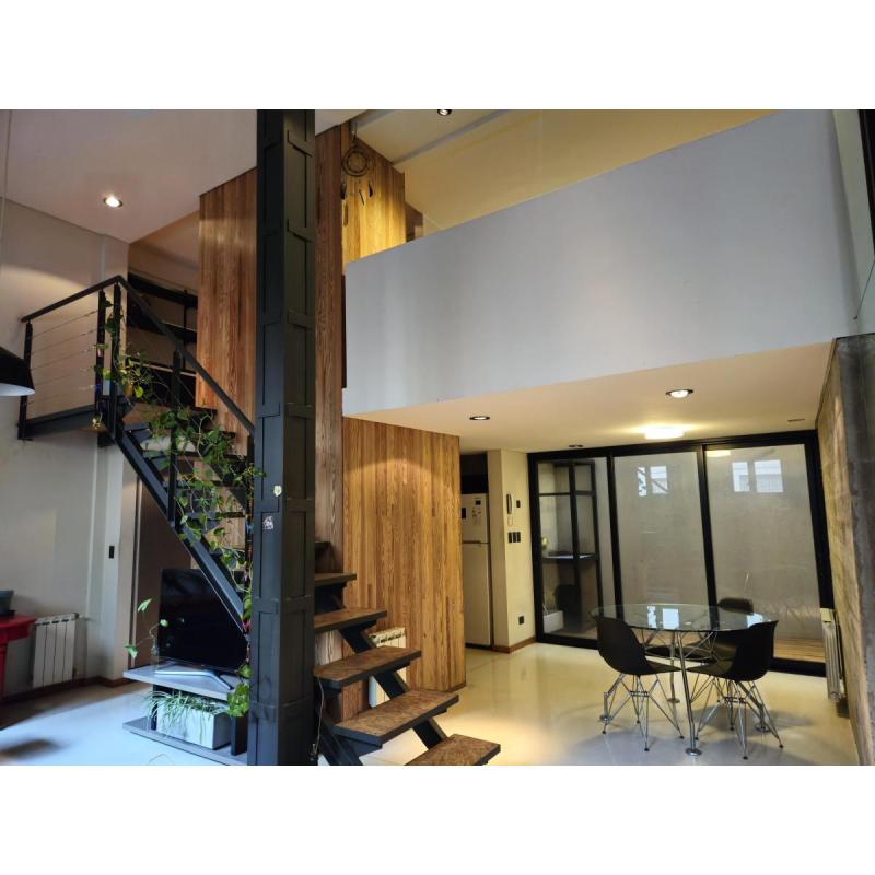 Loft de Diseño con Patio y Entrada Independiente en El Corazón de San Telmo