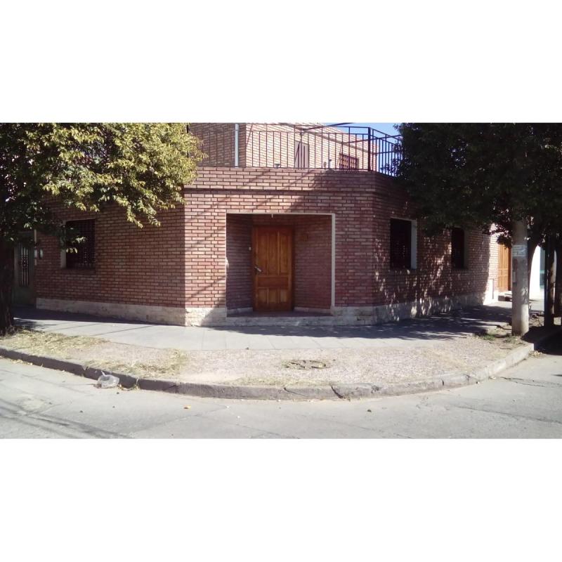Alquilo casa 3 Dor 2 Baños,livin, c/c, garaje, patio, terraza, B° Alberdi- Cba.