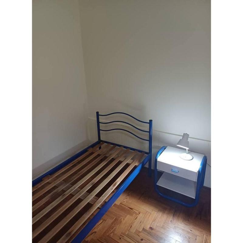 Combo Dormitorio: Cama de caño azul + Mesa de luz