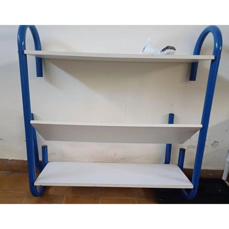 Biblioteca blanca con caño azul