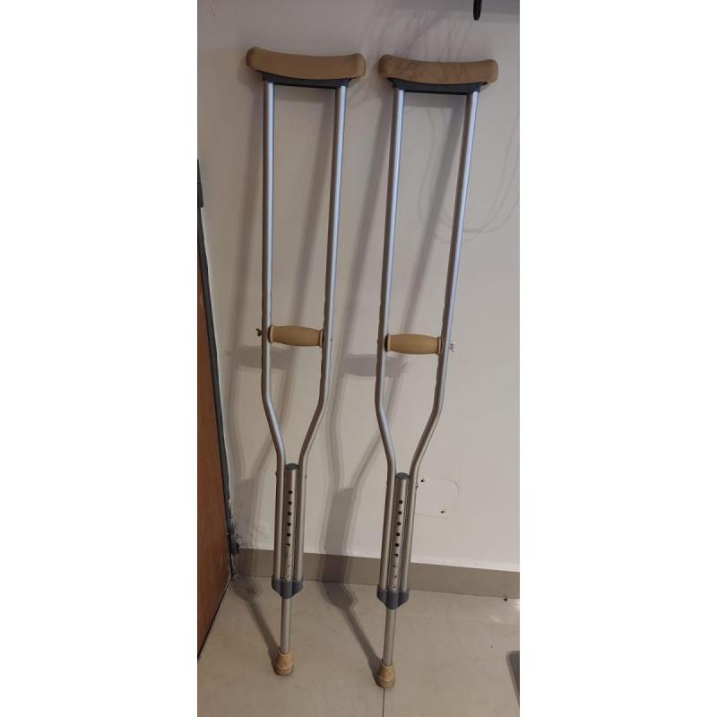 Muletas De Aluminio Tamaño Mediano Regulables Importadas Color Gris