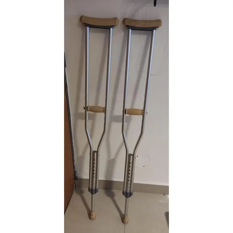 Muletas De Aluminio Tamaño Mediano Regulables Importadas Color Gris