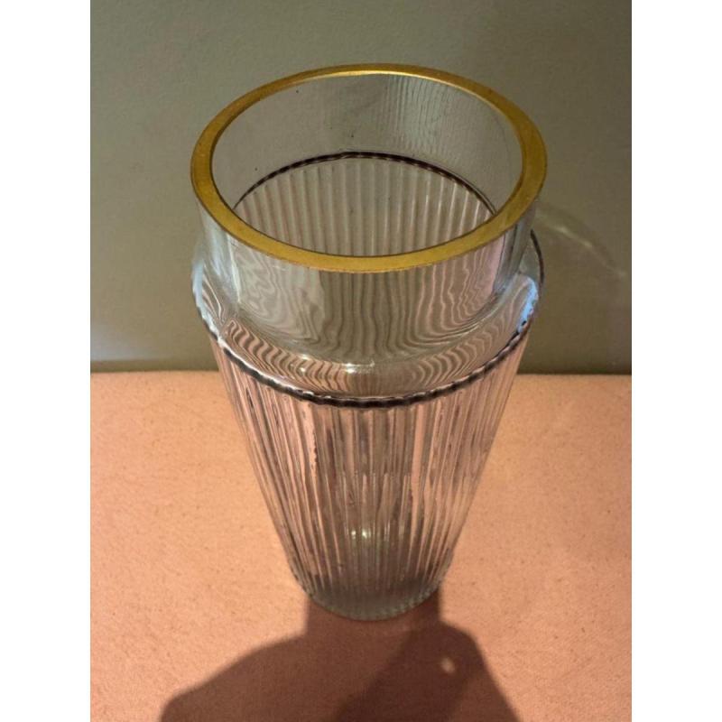 Florero Casa Chic de vidrio estriado con borde dorado - 2/2