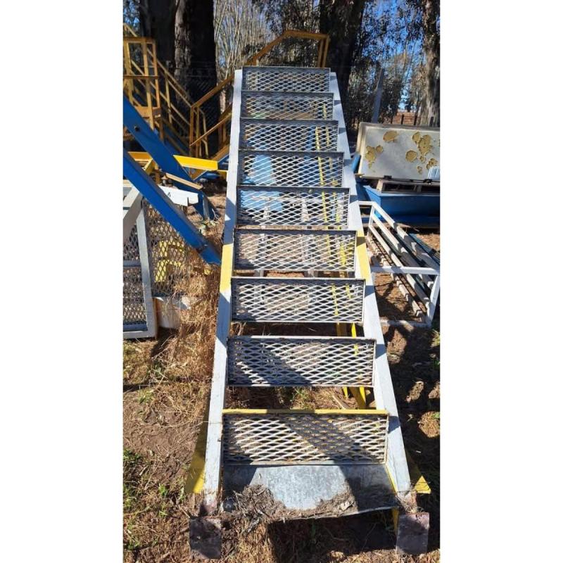 Escalera con escalones de malla de material desplegable