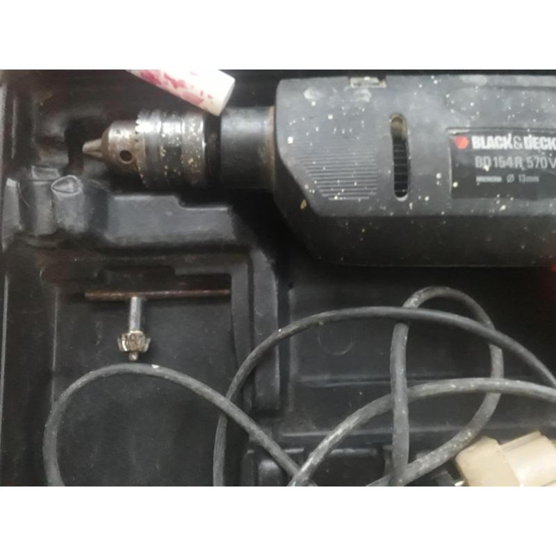 Vendo taladro con percutor byd. para repuestos retiras en parque, merlo. solo efectivo