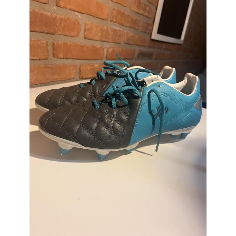 Botines de rugby talle 41  tapones metálicos