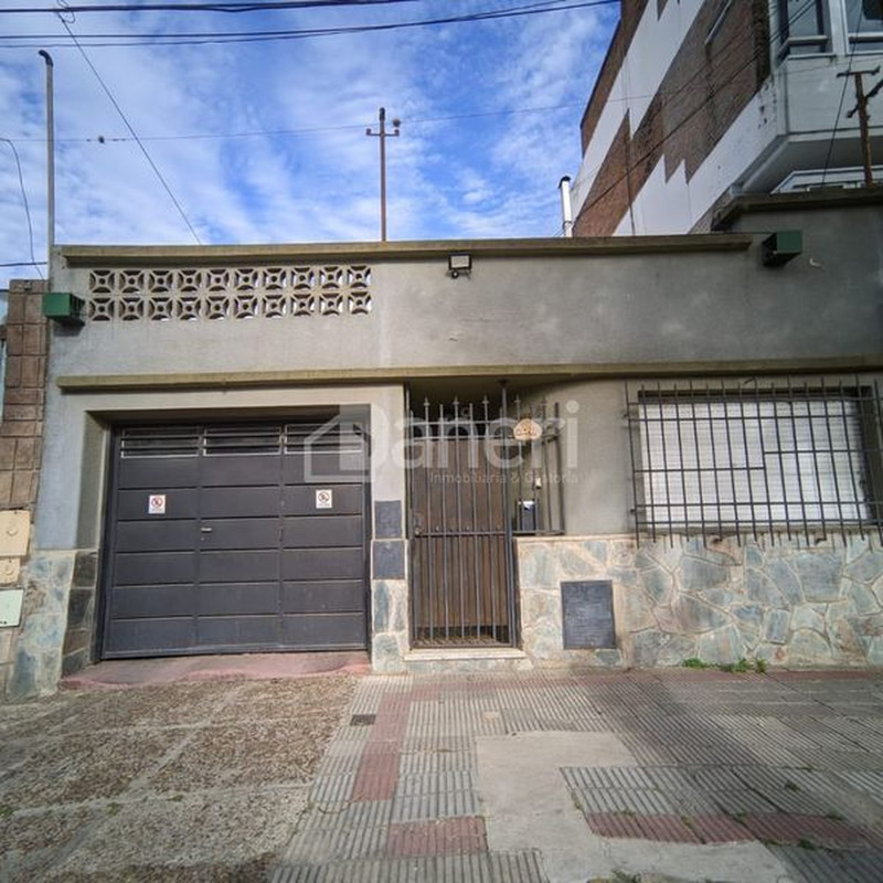 Vende Casa en Importante Avenida de Paraná