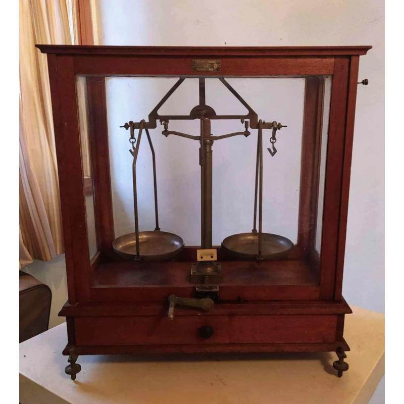 Antigua balanza de joyero