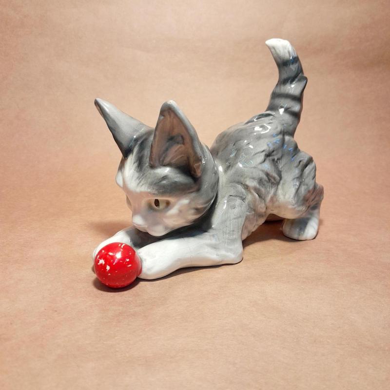 Gato Jugando Con Pelota Roja Cerámica Goebel W. Germany