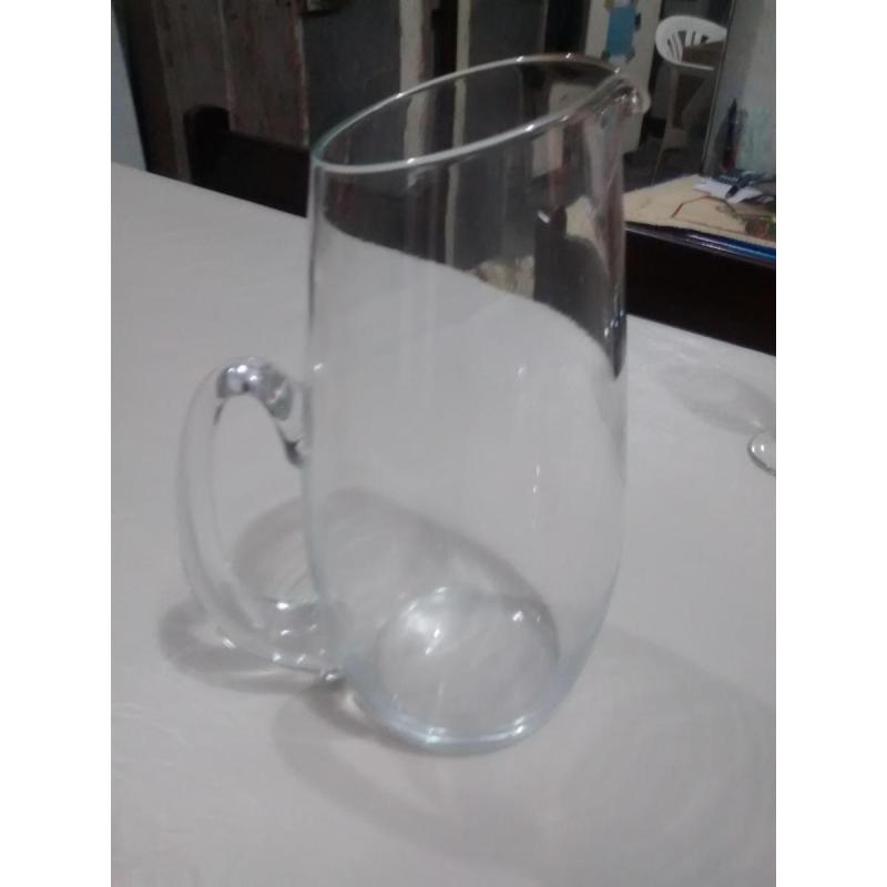 Jarra de agua, florero y reloj de cocina