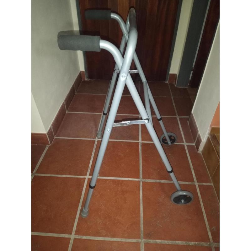 Vendo andador para adultos Silfab tijera con ruedas A3026, muy poco uso.