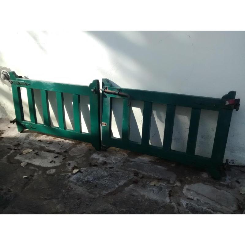 Típica tranquera marplatense de dos hojas