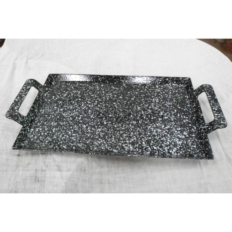 Planchetas, bandejas, ollas, cajas con tapa, todo enlozados, cunas etc.