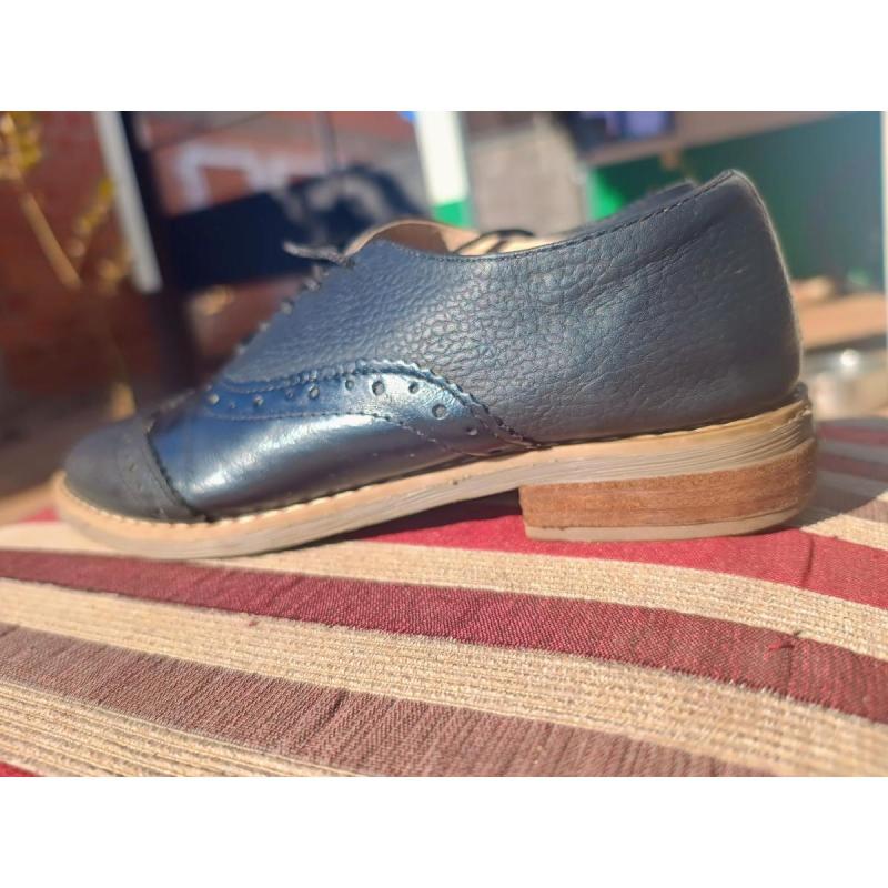 Mocasín con cordón negro y marrón de cuero