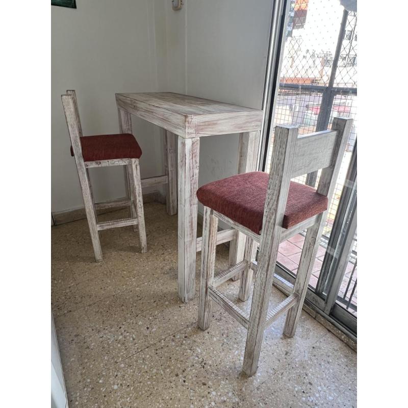 JUEGO DE MADERA DE PINO. Mesa alta + dos banquetas tapizadas. Muy buen estado!