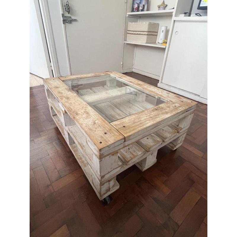 MESA RATONA de pallets con vidrio y ruedas – estilo rústico, excelente estado!