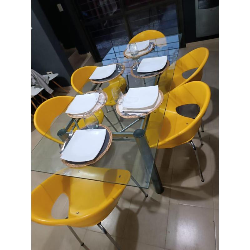 Mesa de Vidrio y Juego de Sillas
