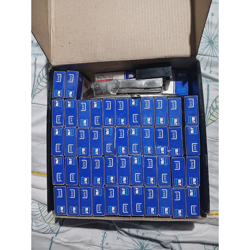 Abrochadora para papel + 50 cajas de broches