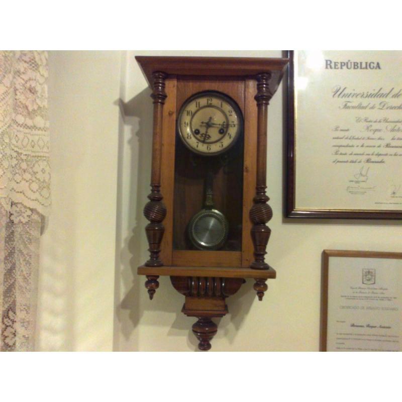 Reloj de pared muy antiguo