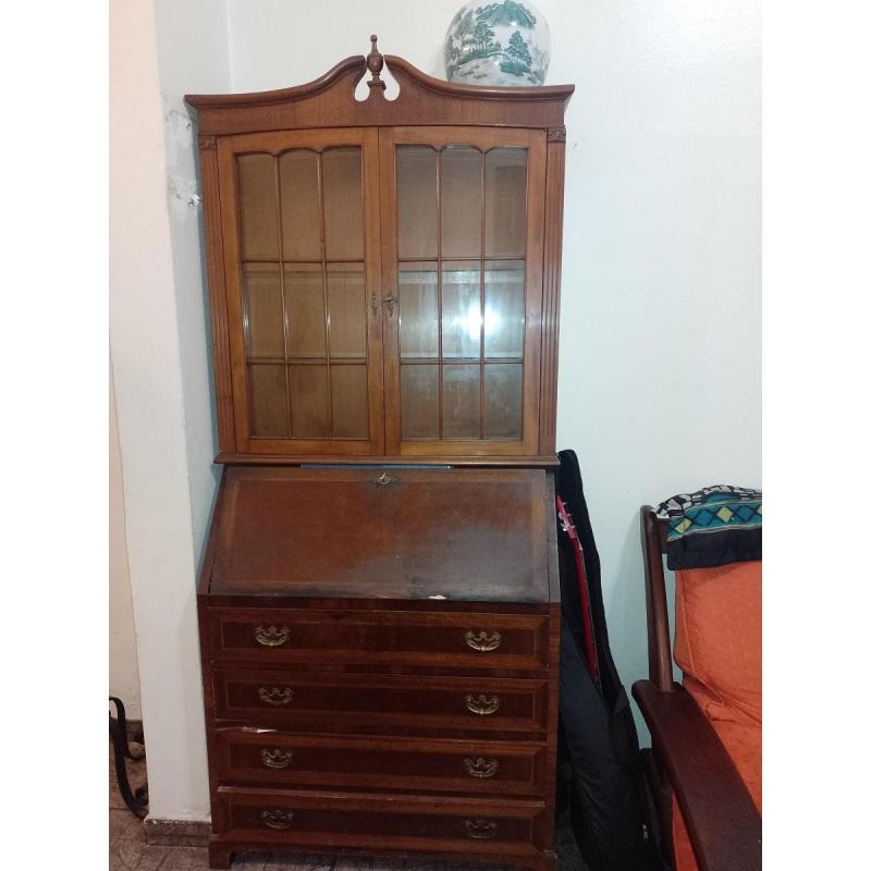 Secreter con vitrina estilo ingles.