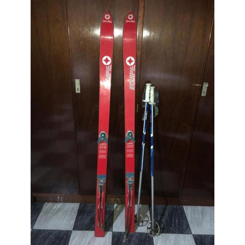 Par de Skis cortos antiguo de los 80s 90s con bastones de skis