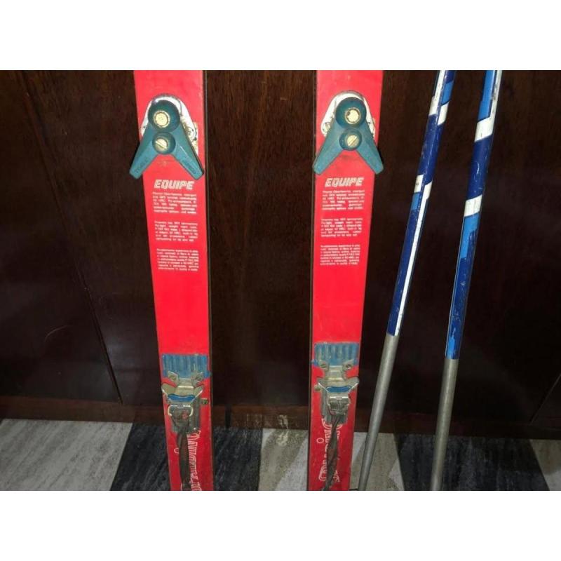 Par de Skis cortos antiguo de los 80s 90s con bastones de skis - 2