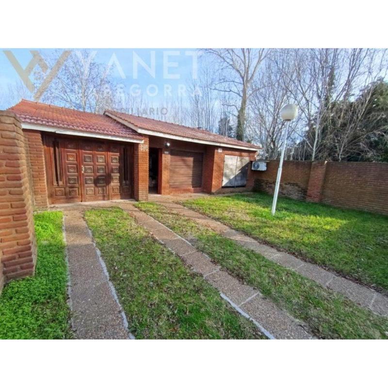 Amplio chalet al frente con quincho