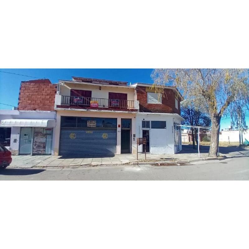 Casa en planta alta con local y departamento - venta en block
