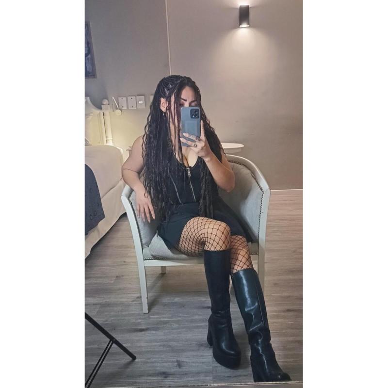 Chica joven busca ayuda económica