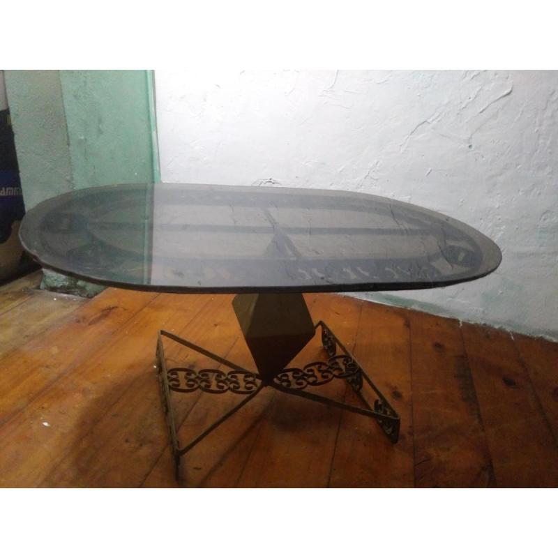 Mesa ratona de fierro artesanal con vidrio fume