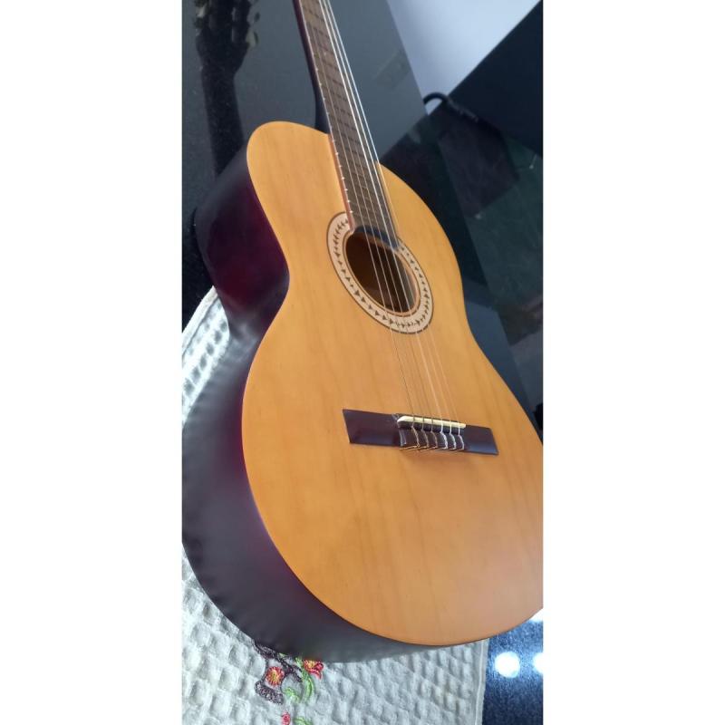 Vendo guitarra criolla Gracia M1 y tripode