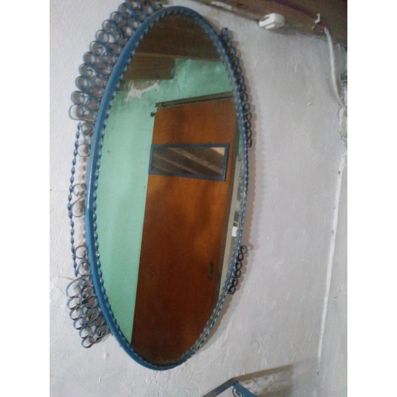 Dresuar con espejo redondo y estante de madera artesanal usado