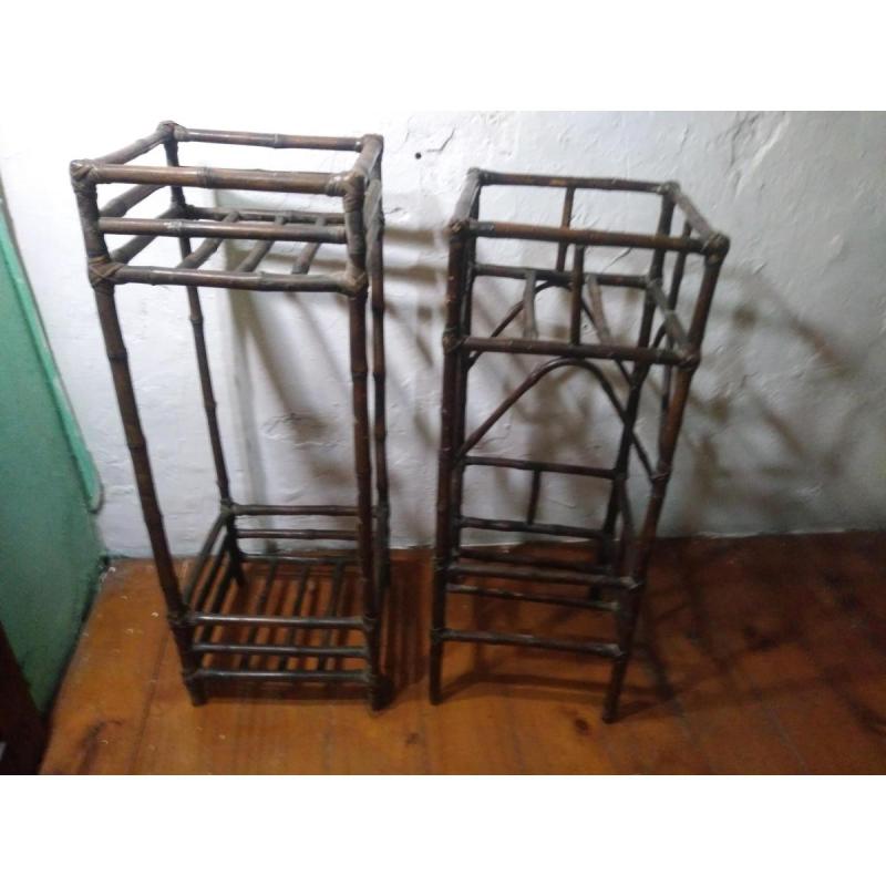 Dos porta macetas de caÑa muy buen estado.