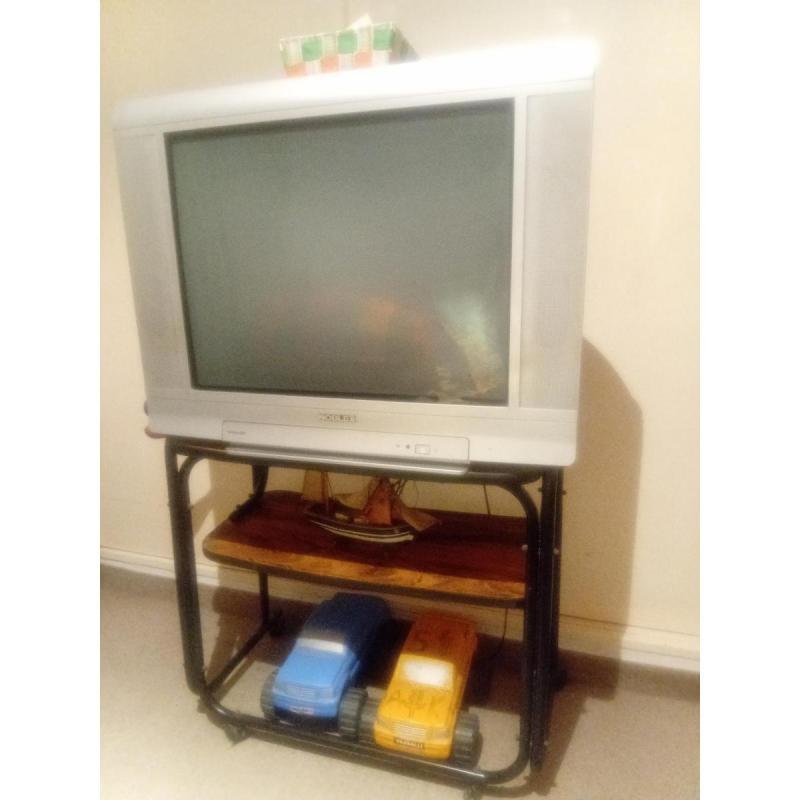 TV de tubo 29" a reparar + mesa