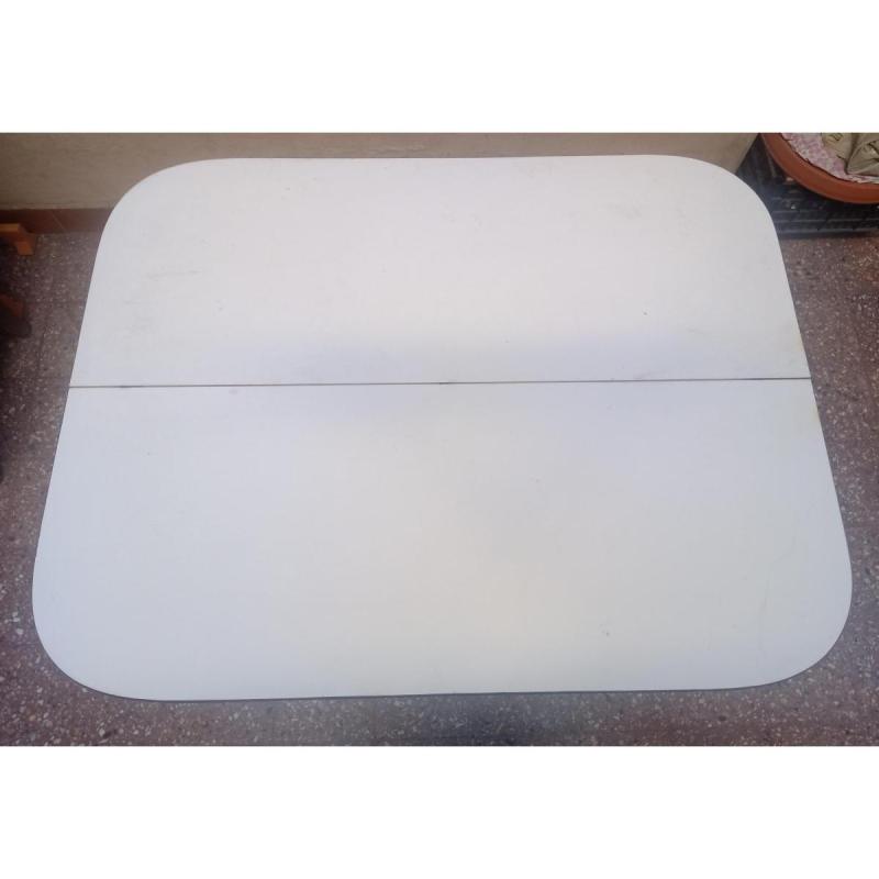 Mesa blanca de fórmica